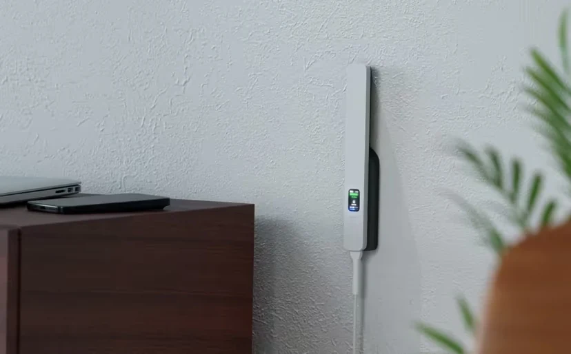 Küçük aydınlatmalı ekranı bulunan, duvara dikey monte edilmiş ince beyaz cihaz