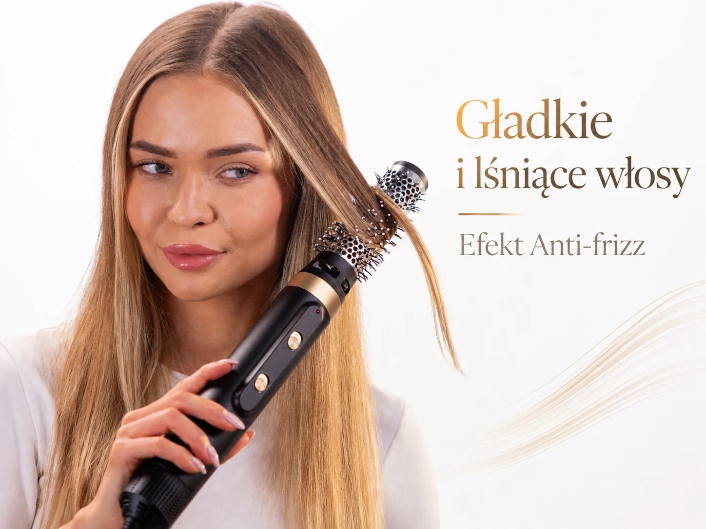 Kobieta stylizuje długie włosy okrągłą szczotką lok&oacute;wko-suszarki
