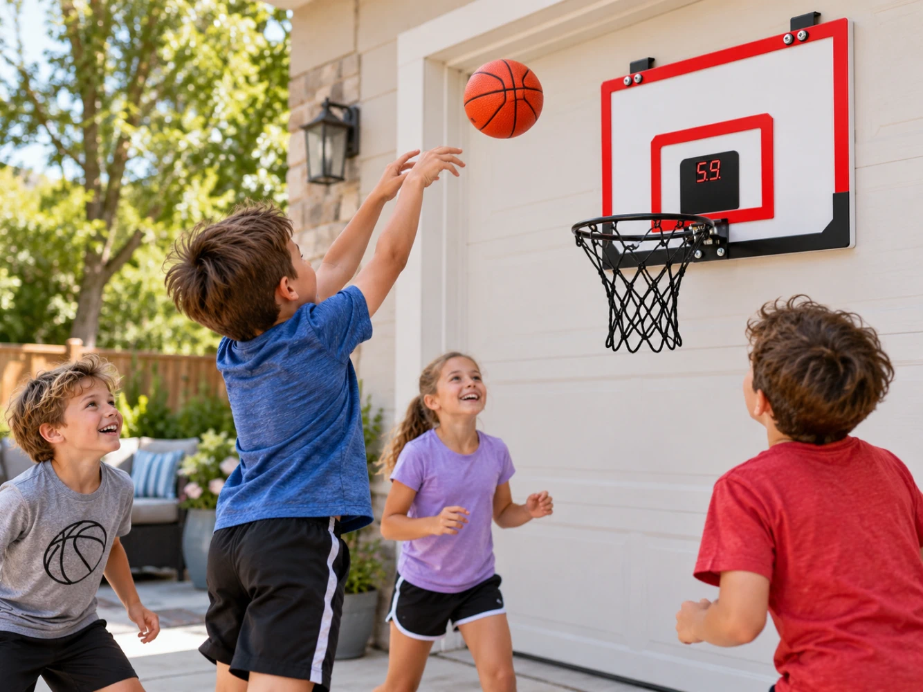 Marcador electrónico en el tablero de baloncesto con pantalla de puntuación.