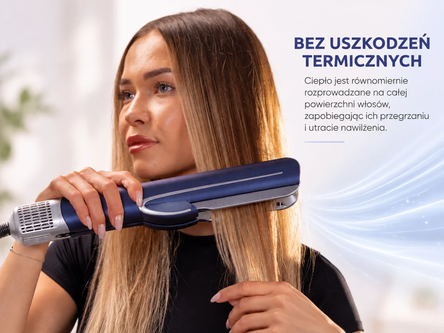 Kadın, STAY Beauty aerodüzleştiriciyi uzun saçları boyunca yönlendiriyor