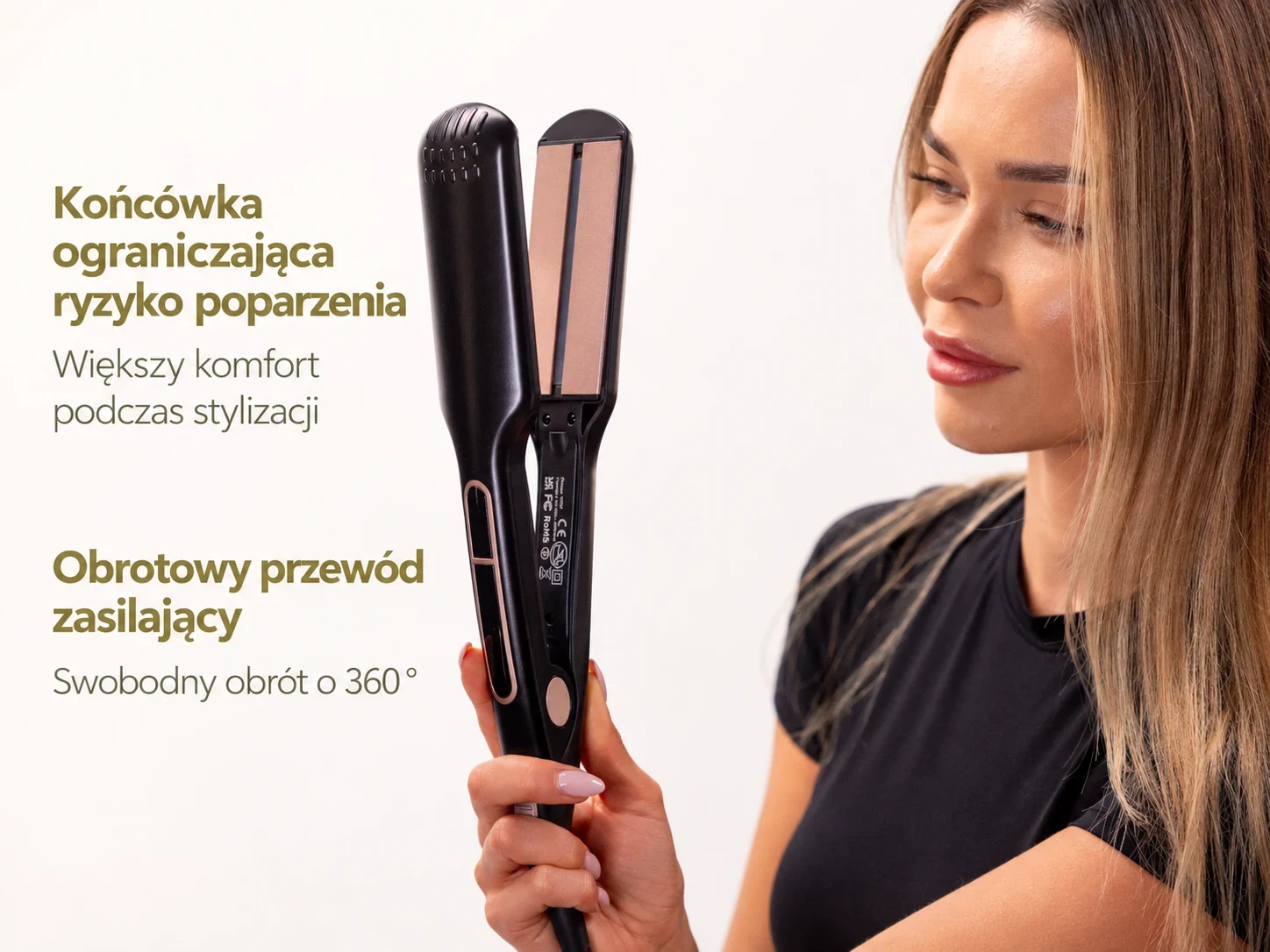 Czarna prostownica do włosów z otwartymi ceramicznymi płytkami trzymana w dłoni