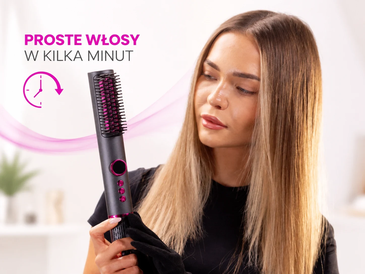 Kobieta stylizuje długie włosy czarną szczotką prostującą Stay Beauty