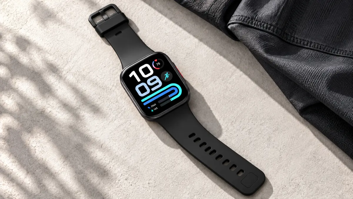 Schwarze Redmi Watch 6 Active Smartwatch mit ausgebreitetem Armband neben dunklem Stoff