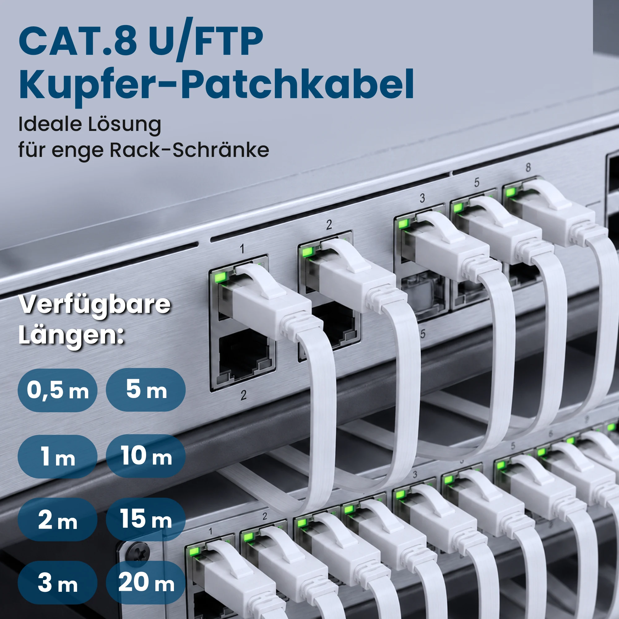 Weiße flache RJ45-Patchkabel, die mit den Ports von Netzwerkgeräten in einem Rack verbunden sind