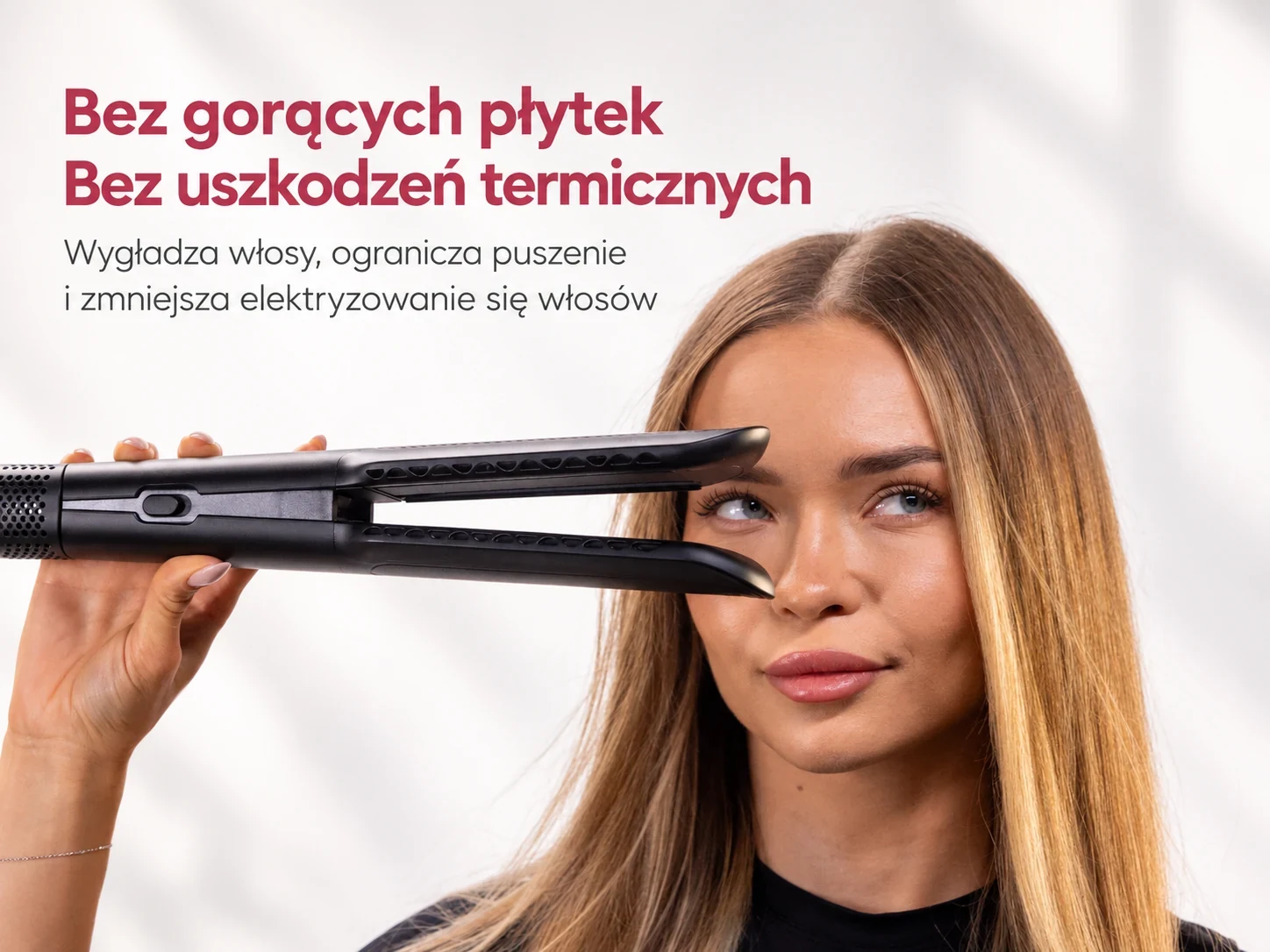 Aerogläter STAY Beauty mit auseinandergeklappten Armen, nahe am Gesicht einer Frau gehalten
