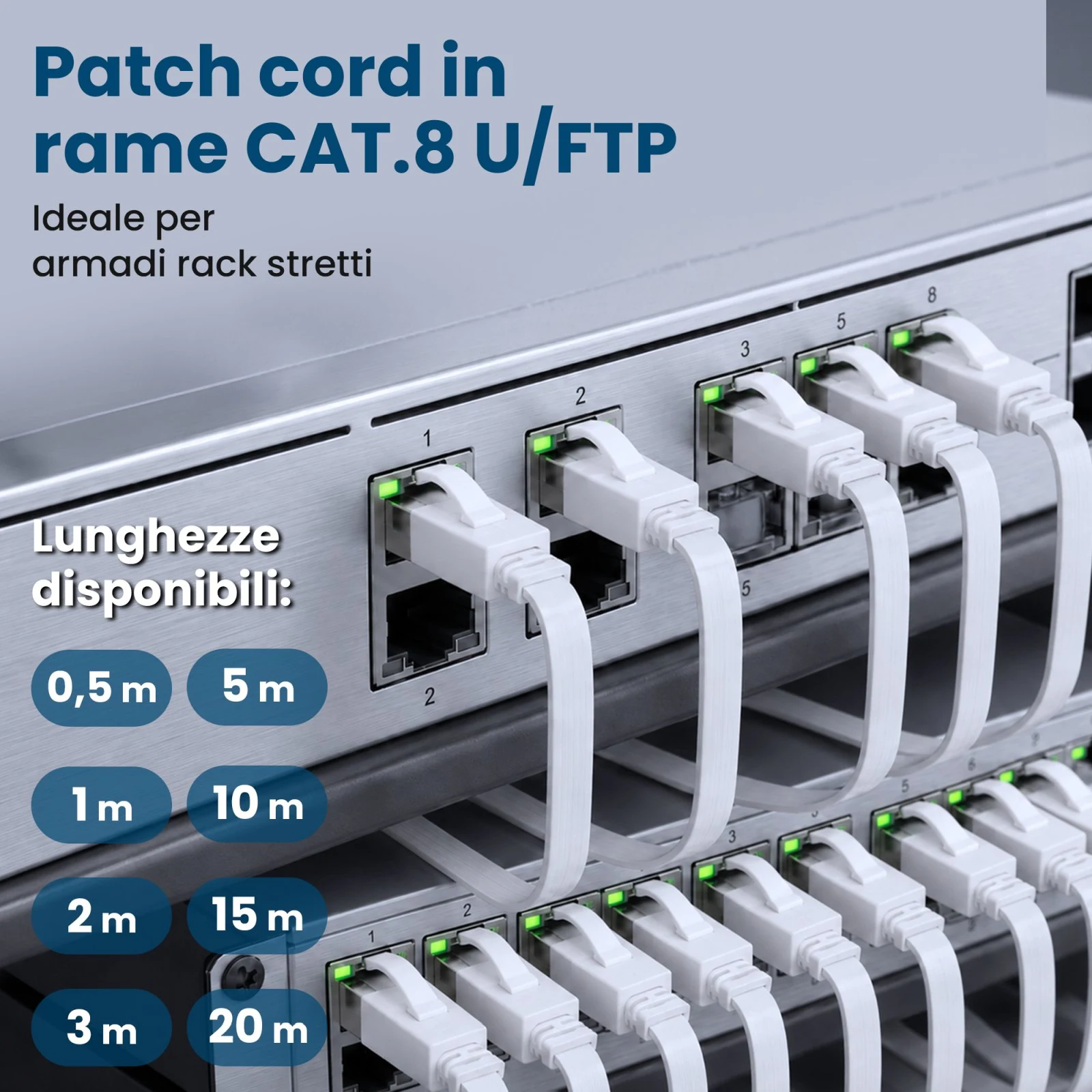Patchcord RJ45 bianchi piatti collegati alle porte di dispositivi di rete in un armadio rack