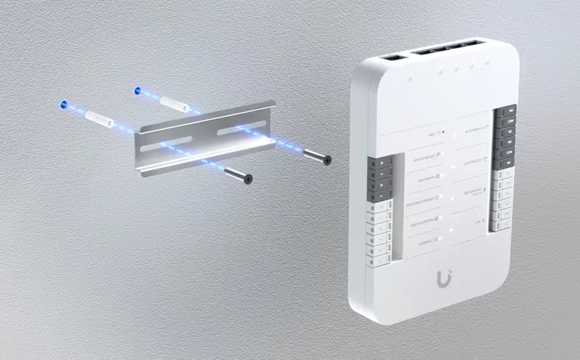 Controlador blanco para pared con numerosos botones y soporte de montaje al lado