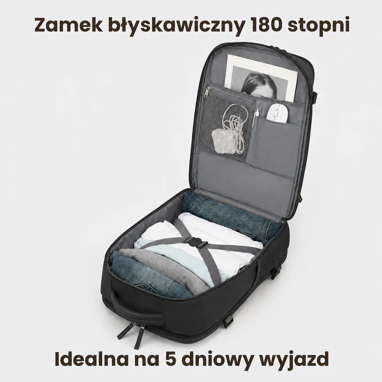 Otwarty czarny plecak podróżny z ubraniami i kieszeniami organizera w klapie.