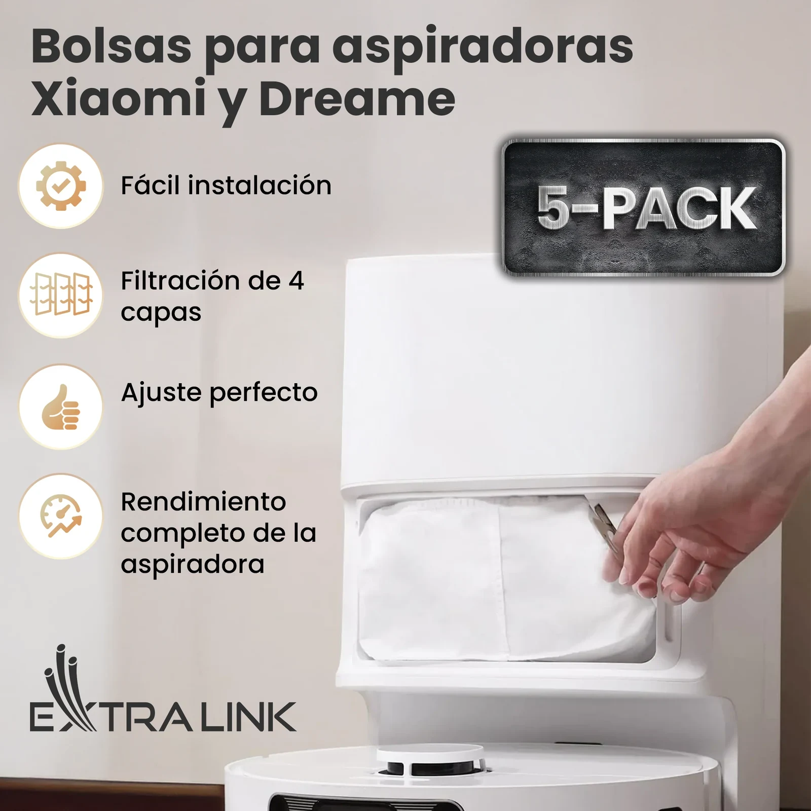 Una mano coloca una bolsa blanca en la estación de carga del robot aspirador