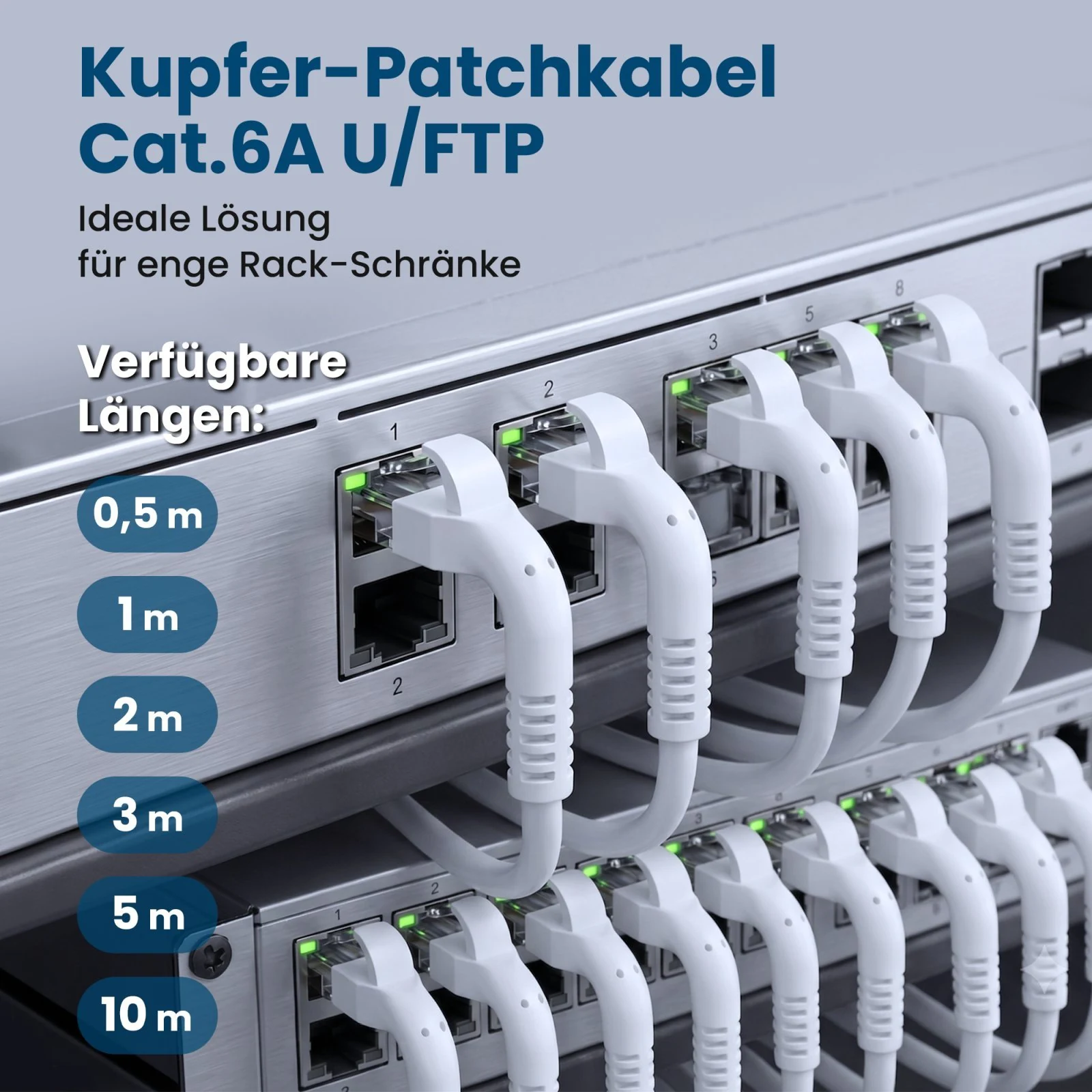 Weiße Netzwerkkabel mit abgewinkelten Steckern, die an Switches angeschlossen sind.