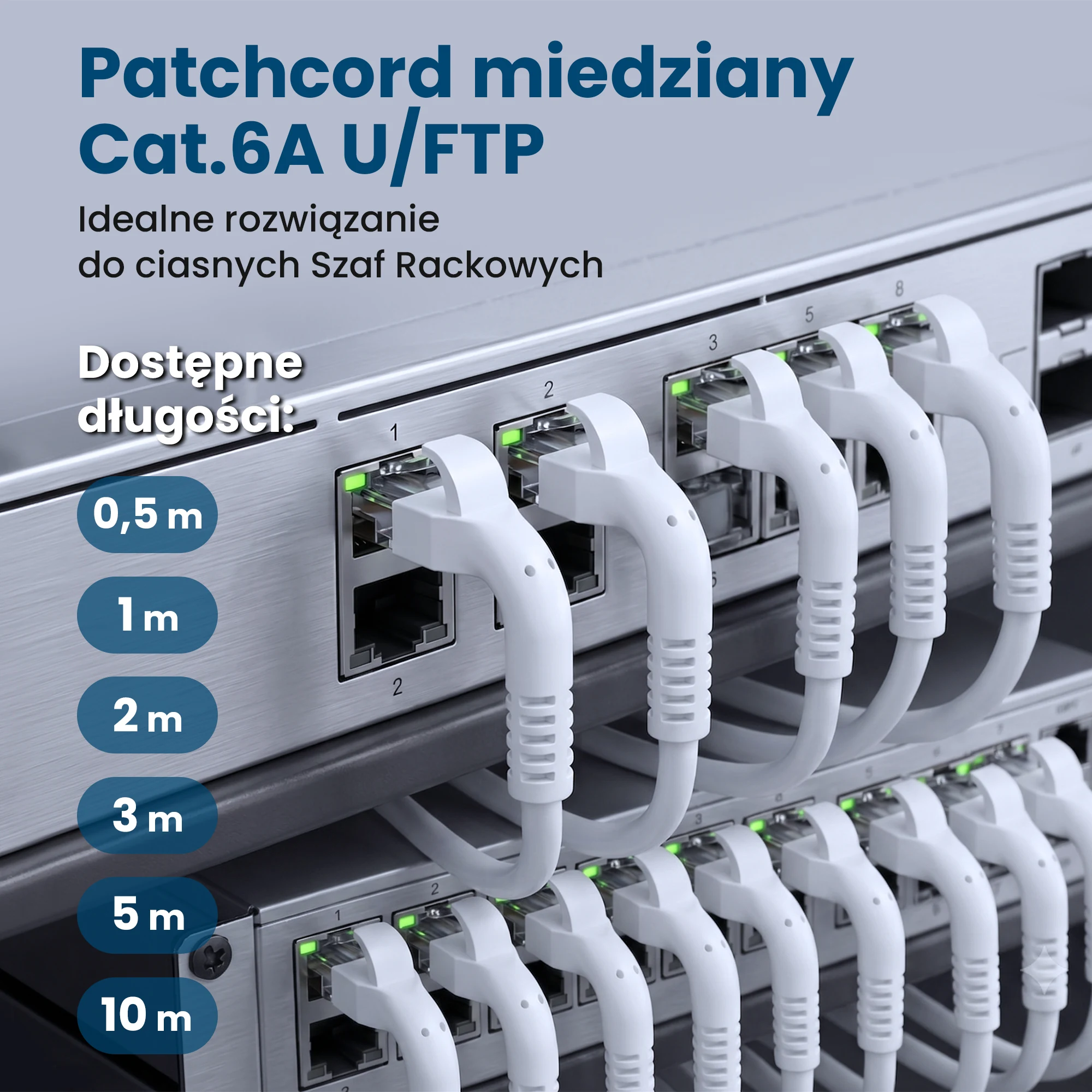 Białe przewody sieciowe z łamanymi wtykami podłączone do przełącznik&oacute;w.