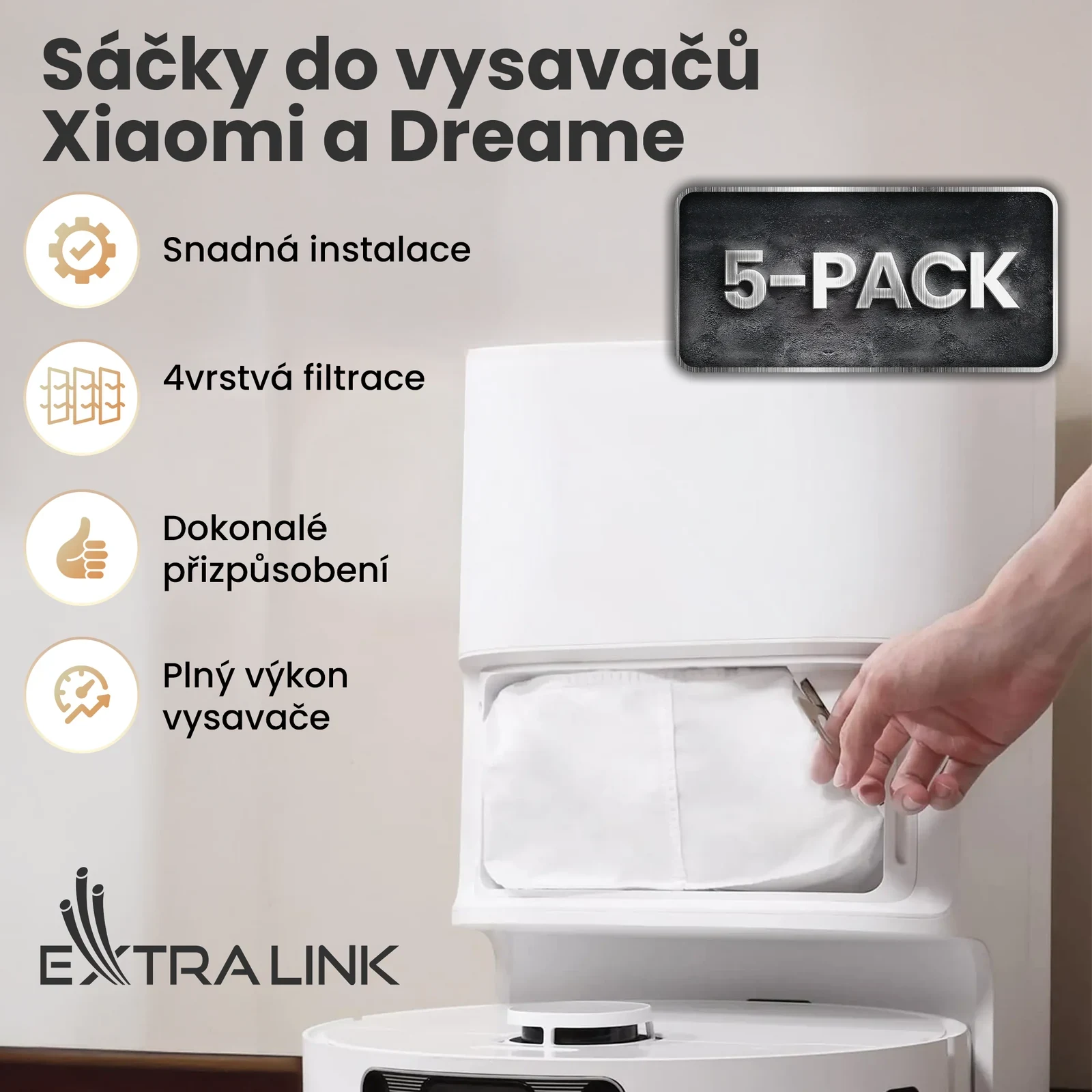 Ruka vkládající bílý sáček do dokovací stanice robotického vysavače