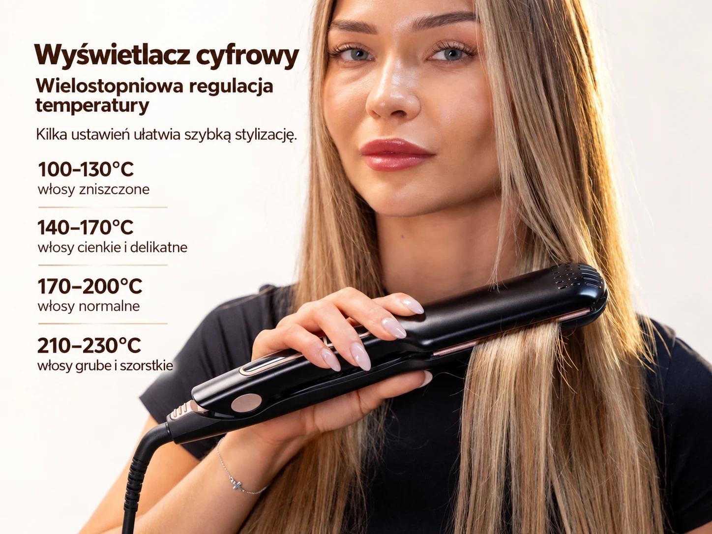 Kobieta układa włosy czarną prostownicą z wyświetlaczem cyfrowym