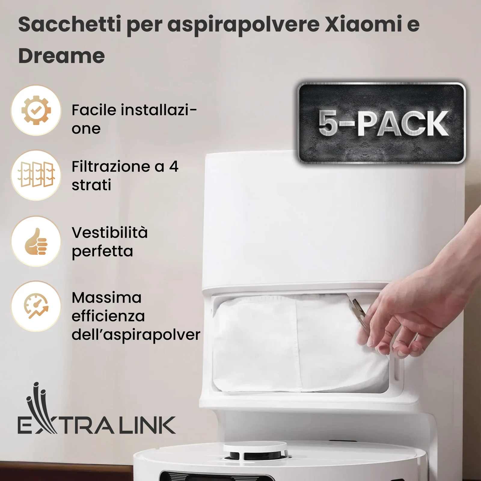 Mano che inserisce un sacchetto bianco nella stazione di ricarica del robot aspirapolvere