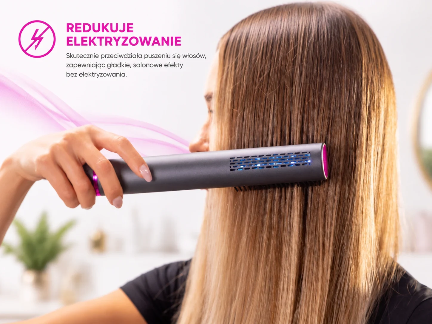 Szczotka prostująca Stay Beauty prowadzona po długich, prostych włosach